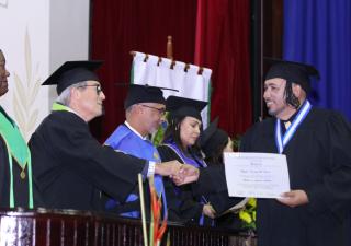 Jóvenes de la Facultad de Enfermería obtienen título universitario