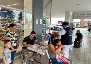 Capitalinos acuden a vacunarse contra enfermedades virales del esquema nacional