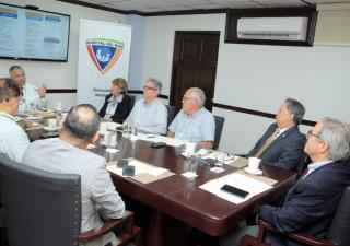 Ministro de Salud inspecciona avance del nuevo Hospital del Niño