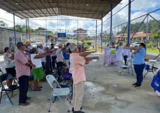 Celebración del "Día de los Abuelos" con actividad de salud para adultos mayores