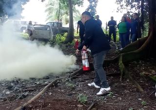 Tecnólogos médicos y asistentes de laboratorios se capacitan en uso de extintores frente a emergencias por incendios
