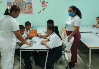 Salud dicta taller de orientación en el Centro Educativo de Finca #62