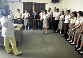 Conversan con jóvenes estudiantes sobre los trastornos alimenticios