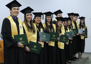  Once estudiantes de la medicina obtienen la especialidad en Pediatría