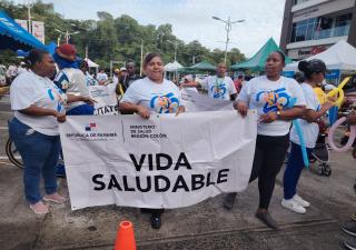 Minsa participa en marcha contra el cáncer en Colón