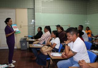 Capacitan a manipuladores de alimentos en la prevención de enfermedades por mala higiene bucal