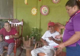 Orientación sobre la eliminación de criaderos del dengue en Almirante 