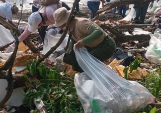 Región Metropolitana de Salud participa en limpieza de playa en conmemoración del mes de los océanos