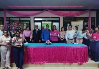 Herrera da inicio a la campaña de la cinta rosada y celeste con encendido emblemático de luces