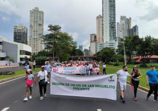 Delegaciones de diferentes centros de salud en San Miguelito, participaron del cierre de la campaña de la cinta rosada y celeste