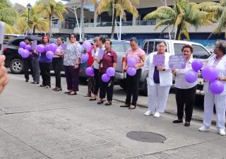 Región de salud de Colón hace cadena humana en contra de la violencia contra la mujer