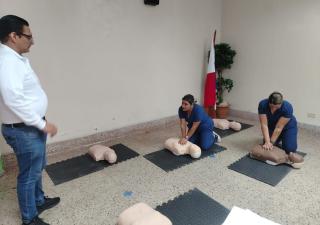 Instruyen a futuras enfermeras en emergencias médicas