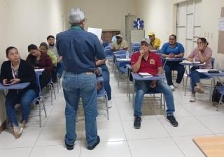 En Bocas del Toro técnicos de Saneamiento Ambiental fortalecen acciones en temas de salud 