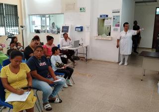 Profesionales de la salud orientan a la población para prevenir el cáncer 