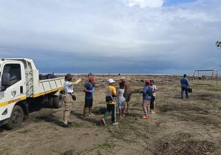 Centro de salud de Miguel de la Borda realiza jornada de limpieza en playa y comunidad