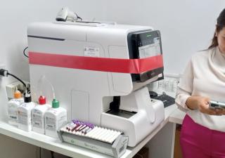 Instalan moderno analizador de hematología en el Centro de Salud Artemio Jaén