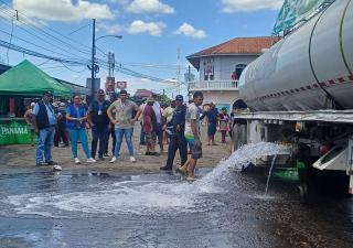 Autoridades de salud ordenan vaciar cisterna sin permiso sanitario durante el primer día de carnaval en Ocú
