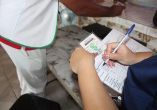 Equipos de Salud verifican puestos de ventas ambulantes en el área de los culecos en Mateo Iturralde 