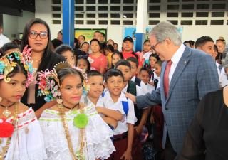 Ministro de Salud participa de actos por inicio de clases en la Escuela Carlos A. Mendoza