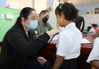 Inauguran clínica de la salud y lanzan programa escolar