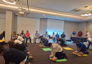 Profesionales de la salud reciben actualización en Soporte Vital Básico (BLS)