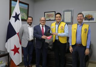 Ministro de Salud recibió visita de representantes del Club Activo 20-30
