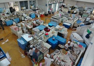 El Mercado de Mariscos muestra mejoras durante inspección sanitaria