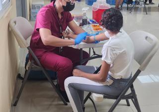 En Río Abajo el equipo de salud apoya a personas afectadas por las inundaciones