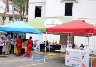 Funcionarios participan de feria  de productos en el Minsa