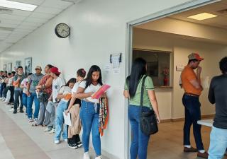 Región de Salud Los Santos emite 109 carnets sanitarios durante feria para manipuladores de alimentos