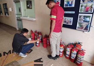 Funcionarios reciben inducción sobre  uso de extintores