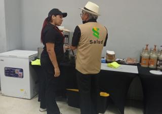  Equipo de la Región Metropolitana de Salud verifica el cumplimiento de normas en la Feria Nacional de Artesanías