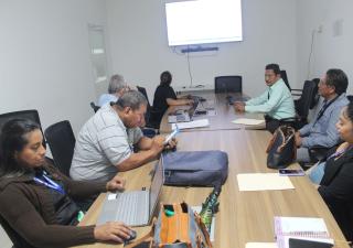 Equipo de saneamiento revisa actividades de reciclaje y recolección de aceite usado en San Miguelito.