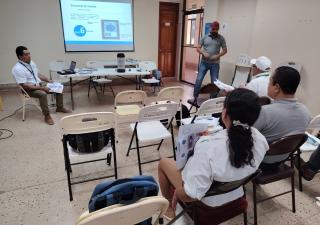 Capacitan a inspectores de Saneamiento Ambiental en uso de GPS