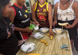Tarde de Verano Saludable en Río Sidra: Jóvenes aprenden a cocinar y ejercitarse