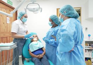 Región Metropolitana fortalece la salud bucal con proyecto piloto que devuelve sonrisas a población vulnerable
