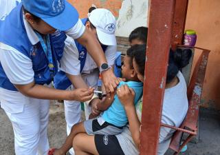 Vacunación casa por casa fortalece la salud comunitaria en Boca la Caja