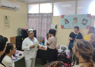 Estudiantes de EE. UU. visitan Centro de Salud Integral del Adolescente de Colón