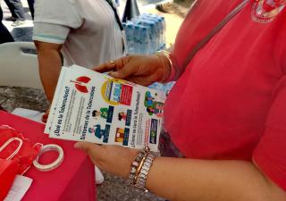Región Metropolitana de Salud realiza concientización sobre tuberculosis en Plaza 5 de Mayo