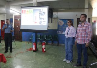 Colaboradores del Centro de Salud de Canto del Llano reciben capacitación sobre uso de extintores