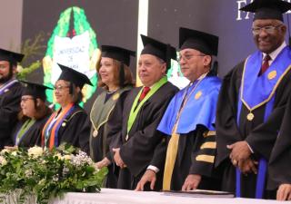  Ministro de Salud encargado participa en la graduación de 92 profesionales farmacéuticos 