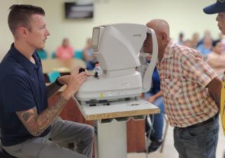 Más de 450 personas reciben atención visual y auditiva en jornada de salud en Tortí
