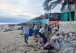 Jornada de limpieza fortalece acciones de salud ambiental en playa El Uverito