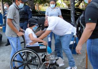 Adultos mayores de 60 años acuden a recibir sus dosis contra la COVID-19 