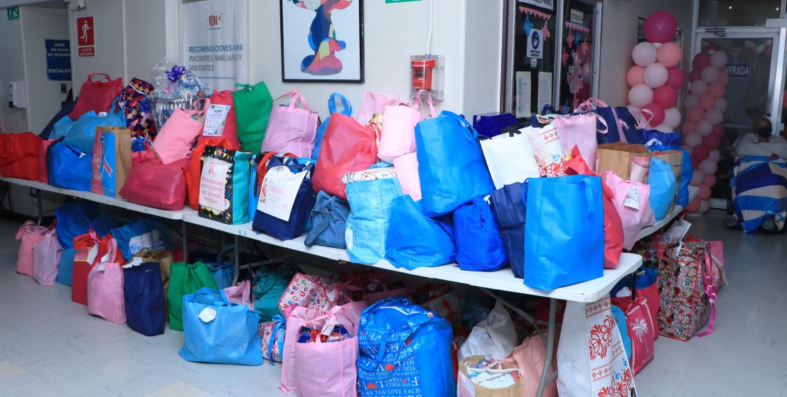 En el marco de la Campaña de la Cinta Rosada y Celeste, que busca promover la prevención y detección temprana del cáncer de mama y de próstata, el Ministerio de Salud (Minsa) entregó 200 kits de alimentos y artículos de aseo personal a los pacientes de quimioterapia del Instituto Oncológico Nacional (ION). El ministro de Salud, Fernando Boyd Galindo, manifestó que esta donación representa mucha más que una ayuda material, es una muestra de cariño, esperanza y valentía a los pacientes de cáncer que reciben s