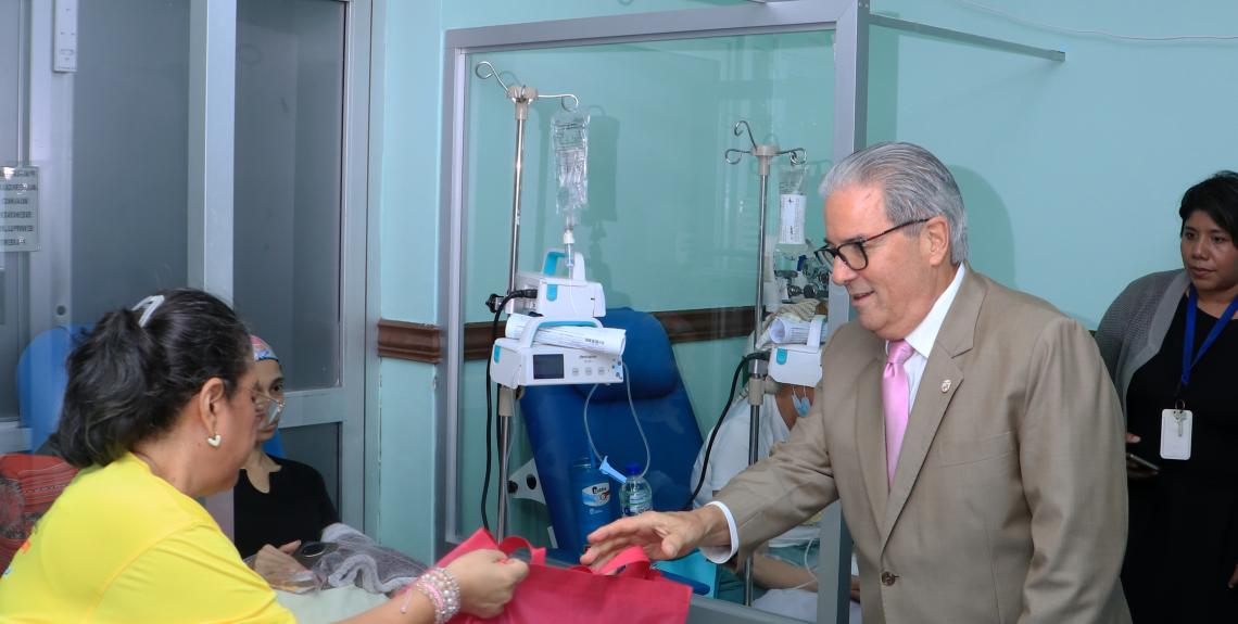 En el marco de la Campaña de la Cinta Rosada y Celeste, que busca promover la prevención y detección temprana del cáncer de mama y de próstata, el Ministerio de Salud (Minsa) entregó 200 kits de alimentos y artículos de aseo personal a los pacientes de quimioterapia del Instituto Oncológico Nacional (ION). El ministro de Salud, Fernando Boyd Galindo, manifestó que esta donación representa mucha más que una ayuda material, es una muestra de cariño, esperanza y valentía a los pacientes de cáncer que reciben s