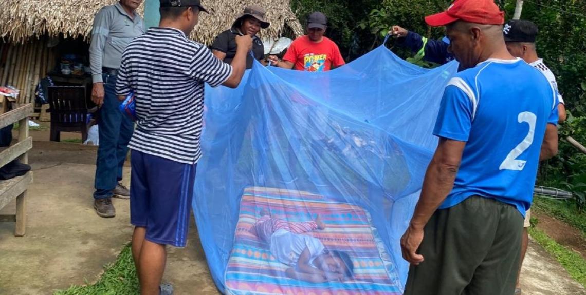Minsa entrega 85 mosquiteros y agua a moradores de El Bajito de San Miguel en Penonomé