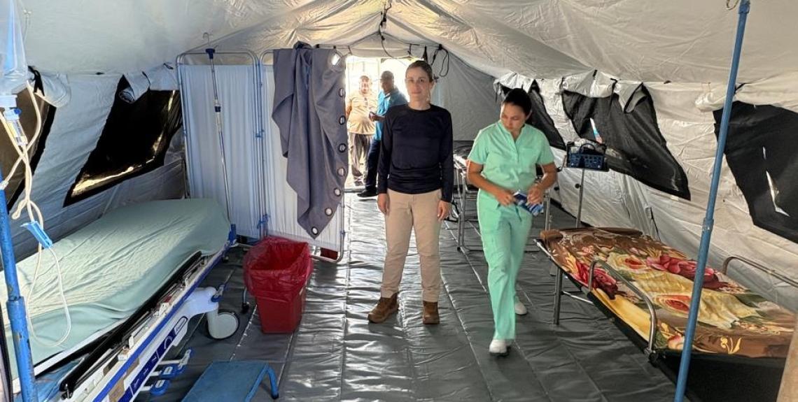Carpas y atención en el Centro de Salud de las Minas