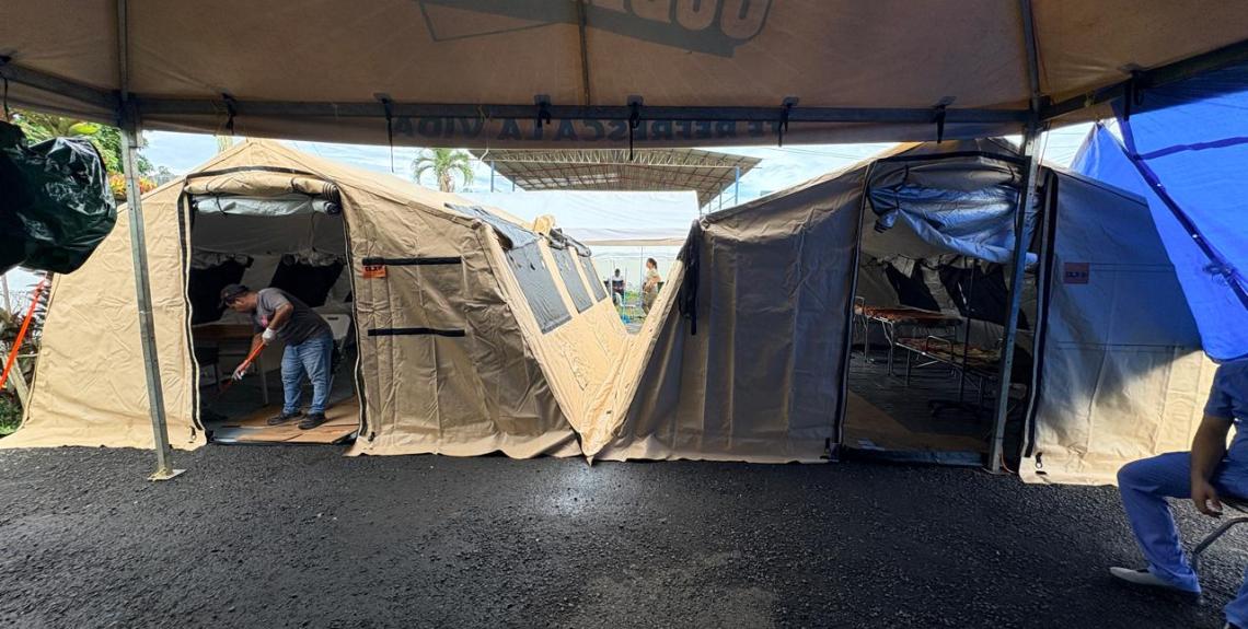 Carpas y atención en el Centro de Salud de las Minas