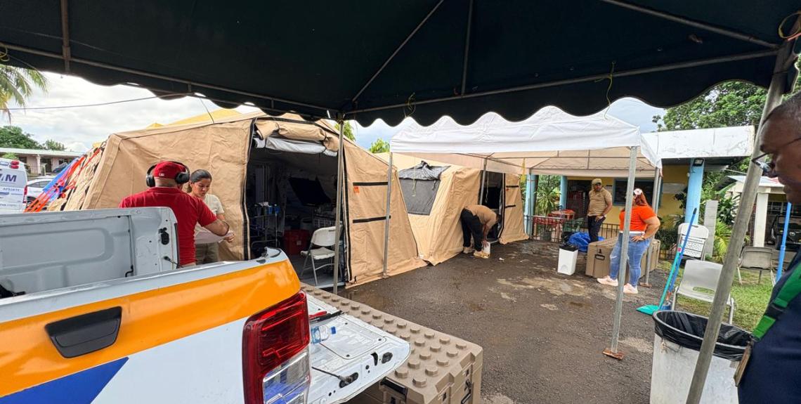 Carpas y atención en el Centro de Salud de las Minas